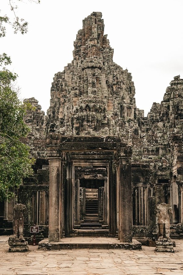 Comment visiter les temples d'Angkor en évitant les groupes touristiques?